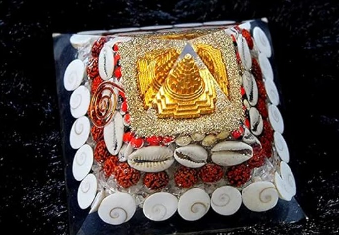 Gomati Chakra With Shree Yantra Pyramid