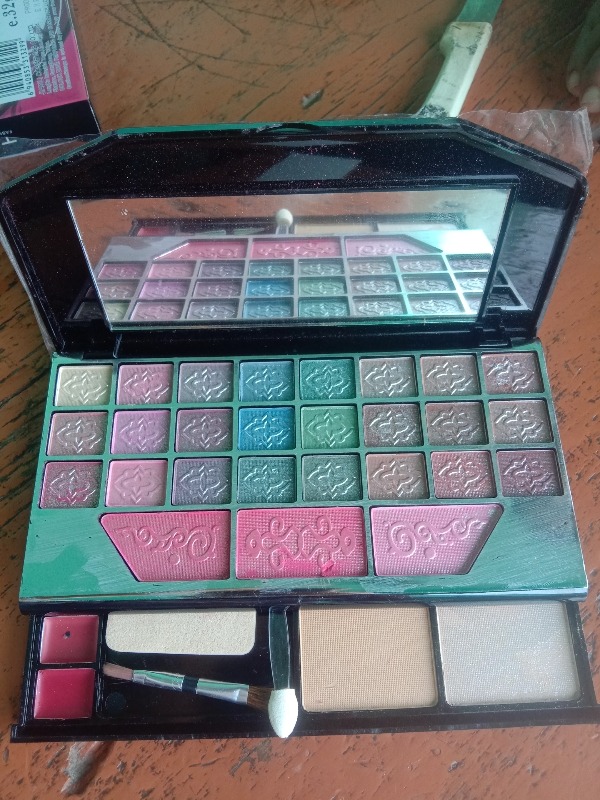 Tya GenIi Color Icon Fashion Makeup Kit For Girls 6155