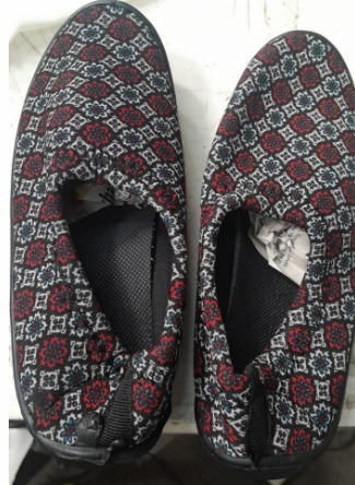 Womens Slip On Shoes Black Red Size 5