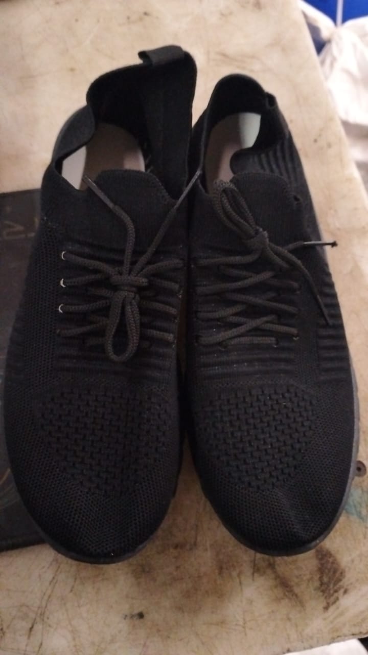Woman Black Running Shoe Size 6