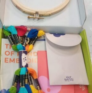 Embroidery Material Kit Wooden Frame 1 Piece And Cotton Trade 8 Pcs