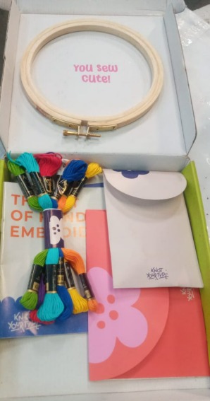 Embroidery Material Kit Wooden Frame 1 Piece And Cotton Trade 8 Pcs
