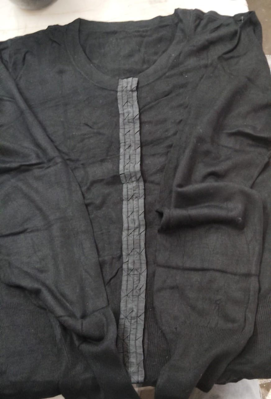 Women Black Color Sweater Size Xl