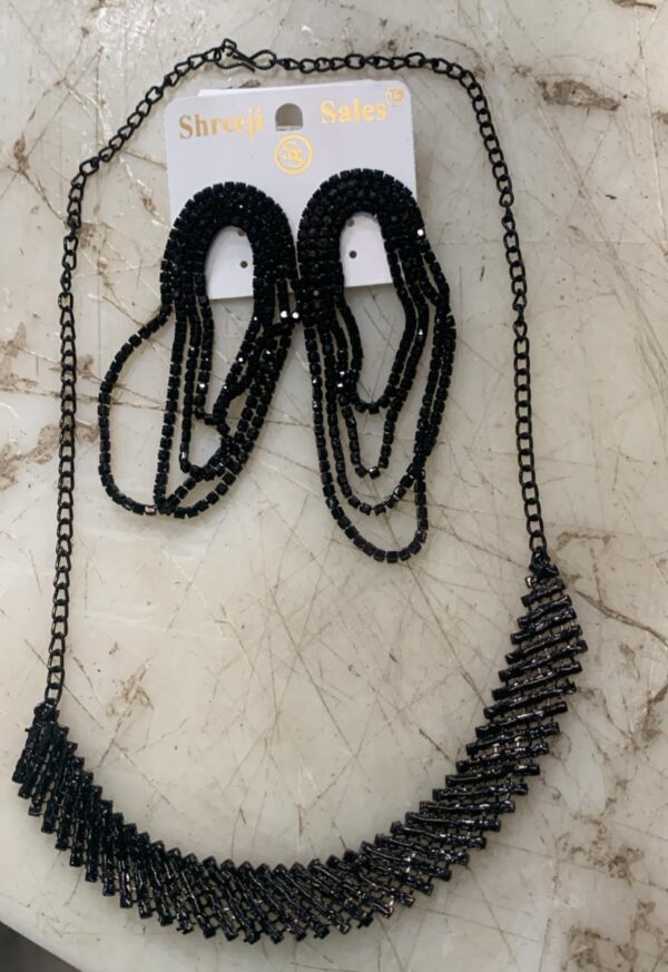 Women Black Color Neckless With Earrings