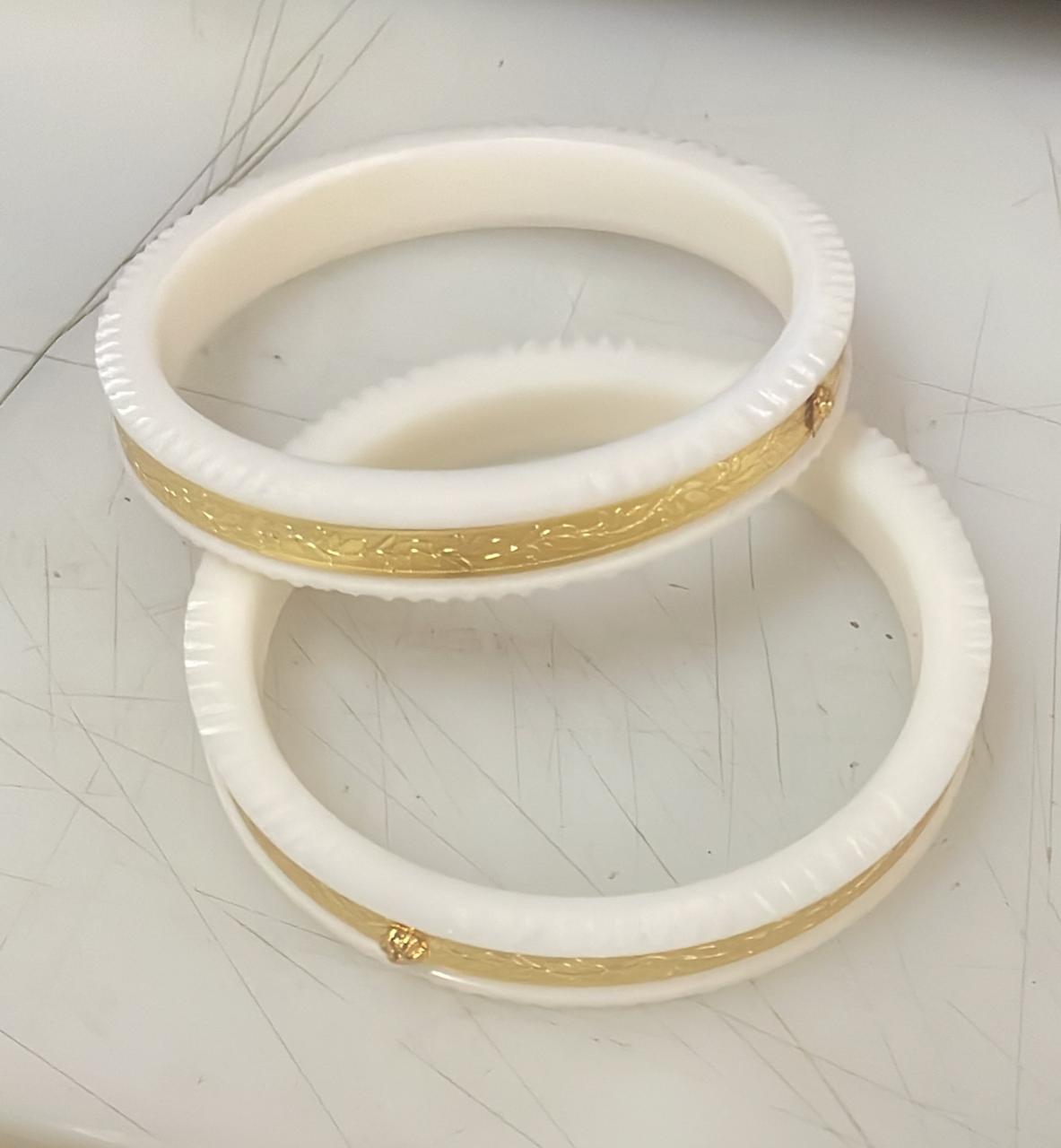 Women Plastic White And Golden Color Kangan 2 Pcs