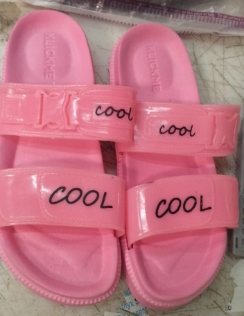 Women Slippers Pink Size 8