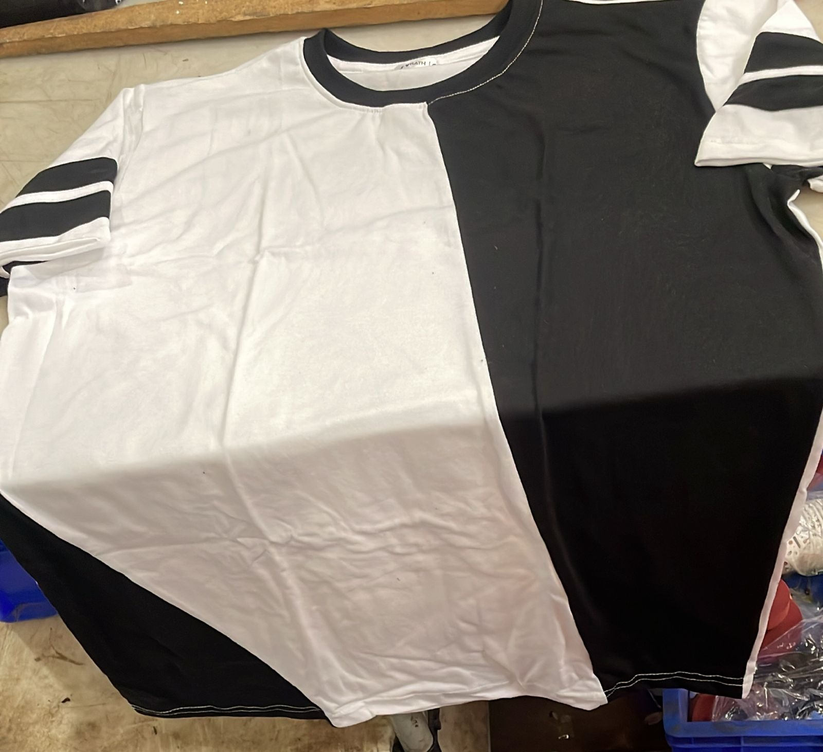 Men White And Black Color T Shirt Half Sleeve Size Xl