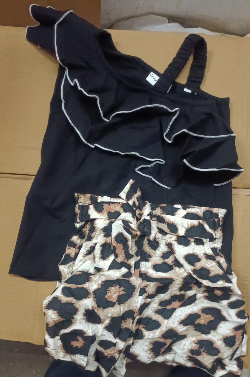Crayonflakes Girls Floral Printed Pure Cotton Top With Shorts Black Size 4 To 5 Y