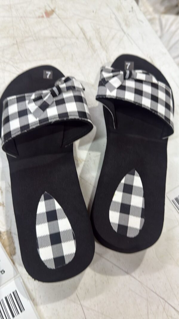 Women Slipper Black Color Size 7
