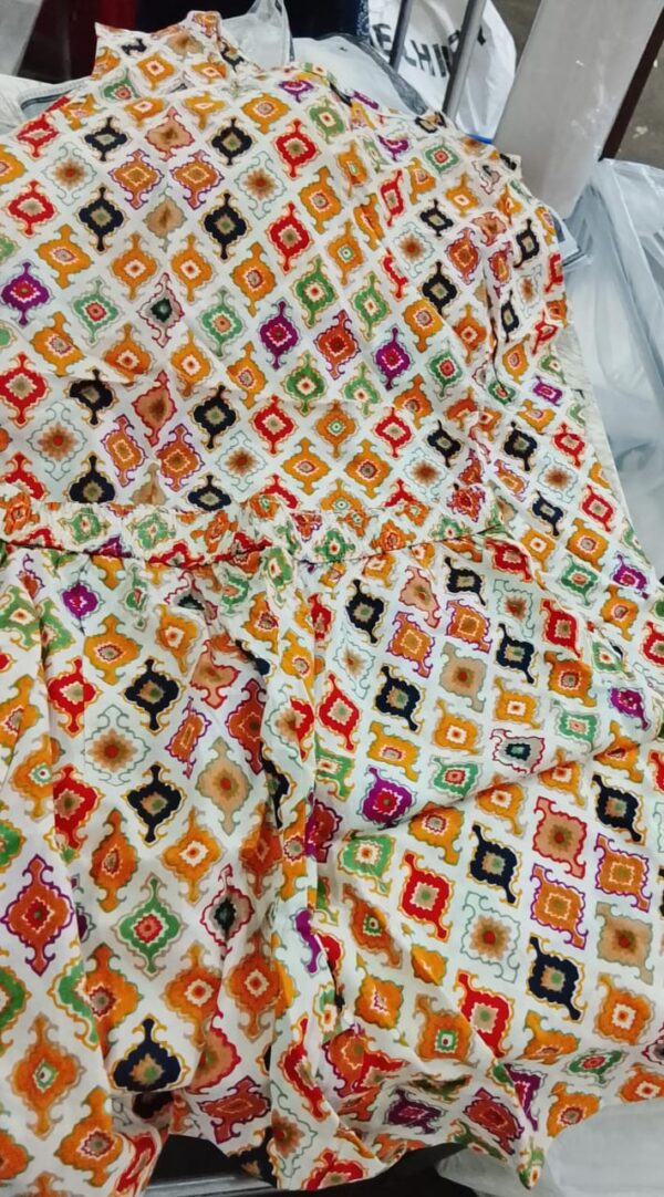 Multicolor Girls Wear Sleeveless Kurti And Short Set Size M