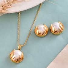 Voylla Mothers Day Half Pearl Pocket Pendant Set