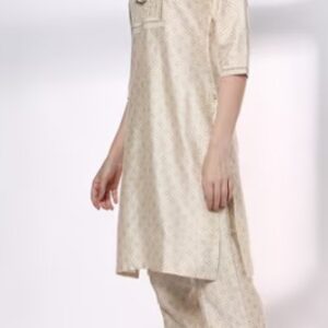 Avaasa Mix N Match Women Embroidered Straight Kurta With Palazzos Size L