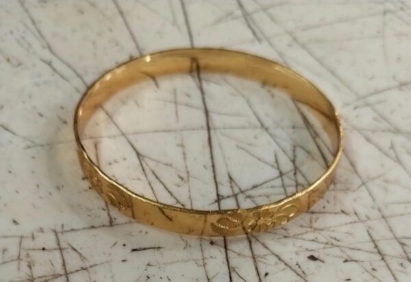 Women Golden Colour Stylish Bangle Size 2Point4
