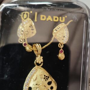 Dj Dadu Gold And White Elegant Leaf Motif Gold Plated Pendant Set With Earrings For Women