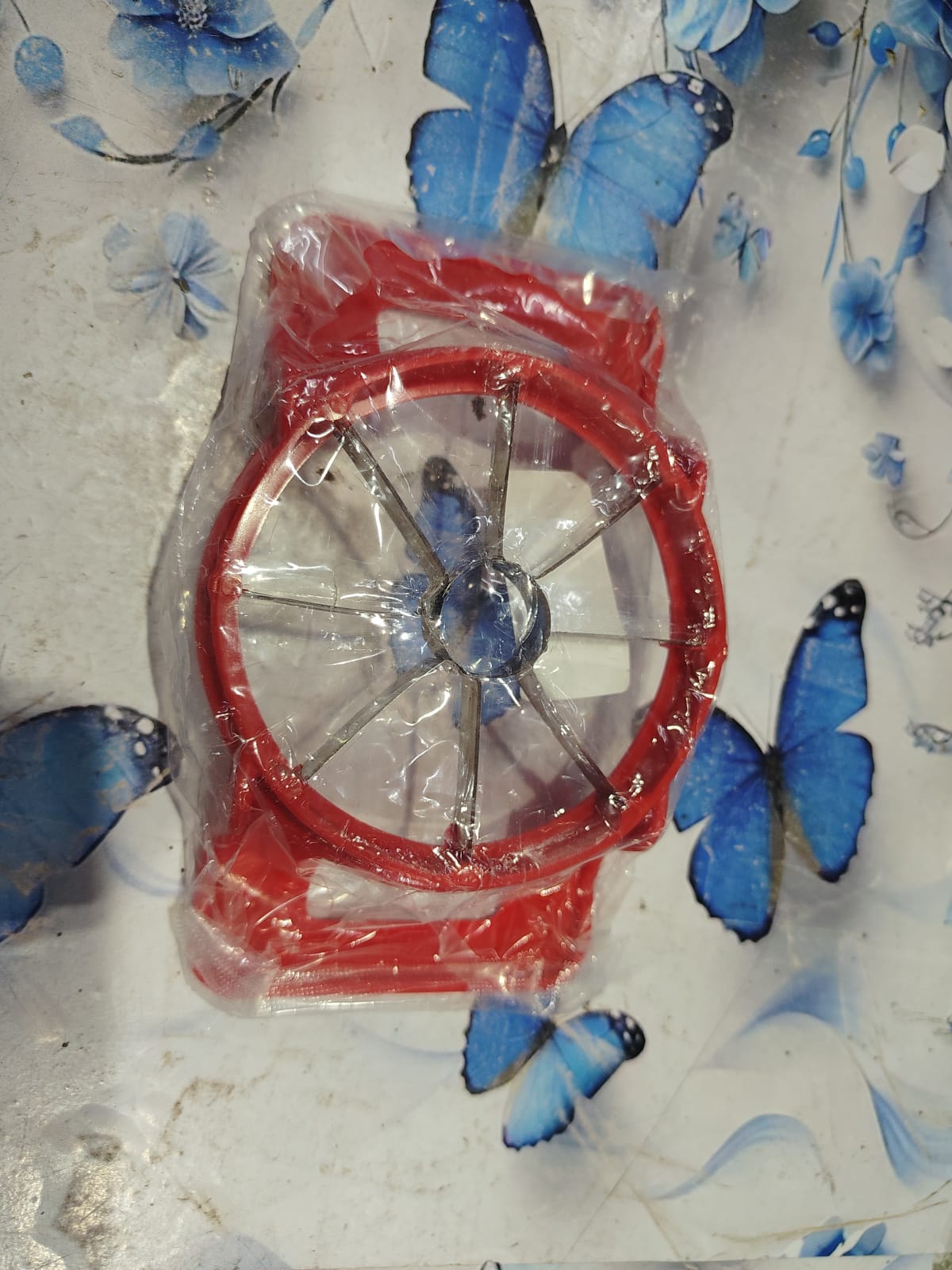 Good Quality Apple CutterSlicer with the sharp stainless steel blades Easy to get exact 8 slices of the apple Slicer 1 Apple Cutter Apple Grater and Slicer